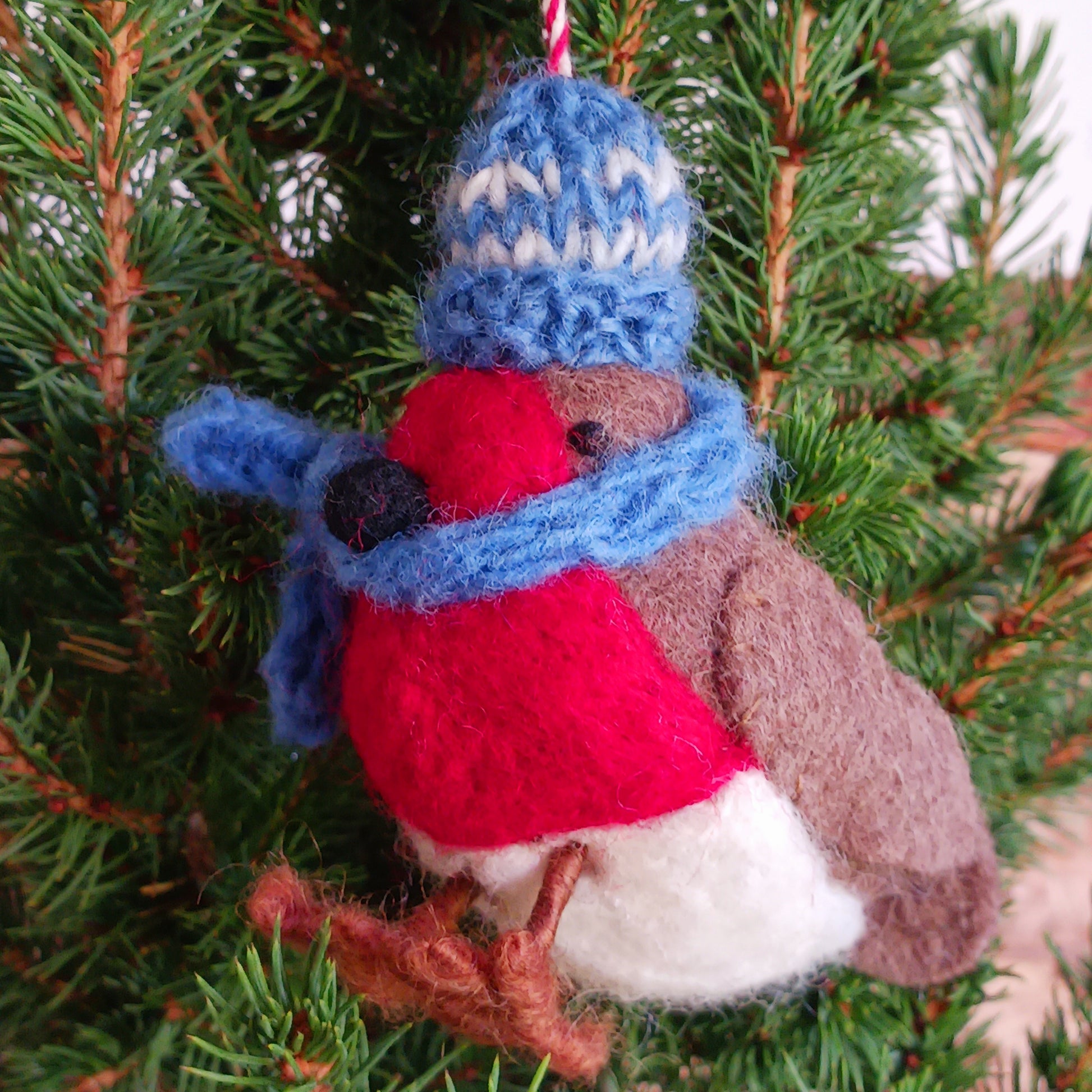 Add a touch of charm to your festive décor with these cosy felt birds, beautifully dressed in matching red and blue hats and scarves. Each bird is fitted with a red and white hanging cord, perfect for decorating Christmas trees, garlands, children’s rooms, or year-round displays.