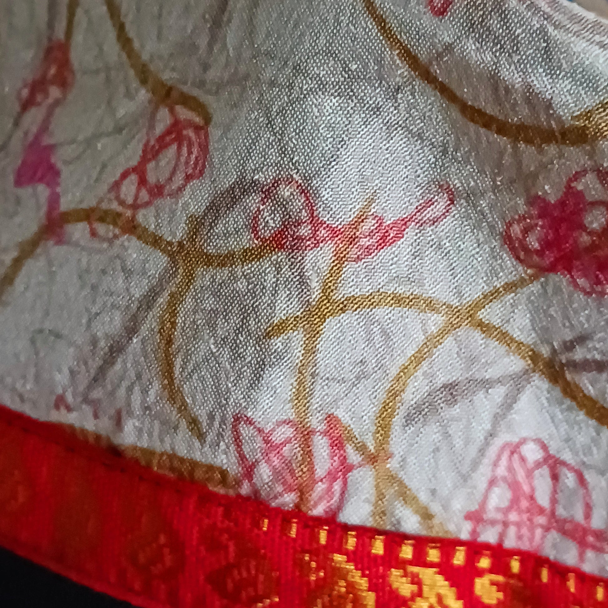 Originating in the Victorian era, smoking caps were traditionally worn by gentlemen of the gentry to absorb the scent of cigars while adding a touch of refined style. Today, these caps remain both fashionable and functional, blending heritage design with modern sustainability.