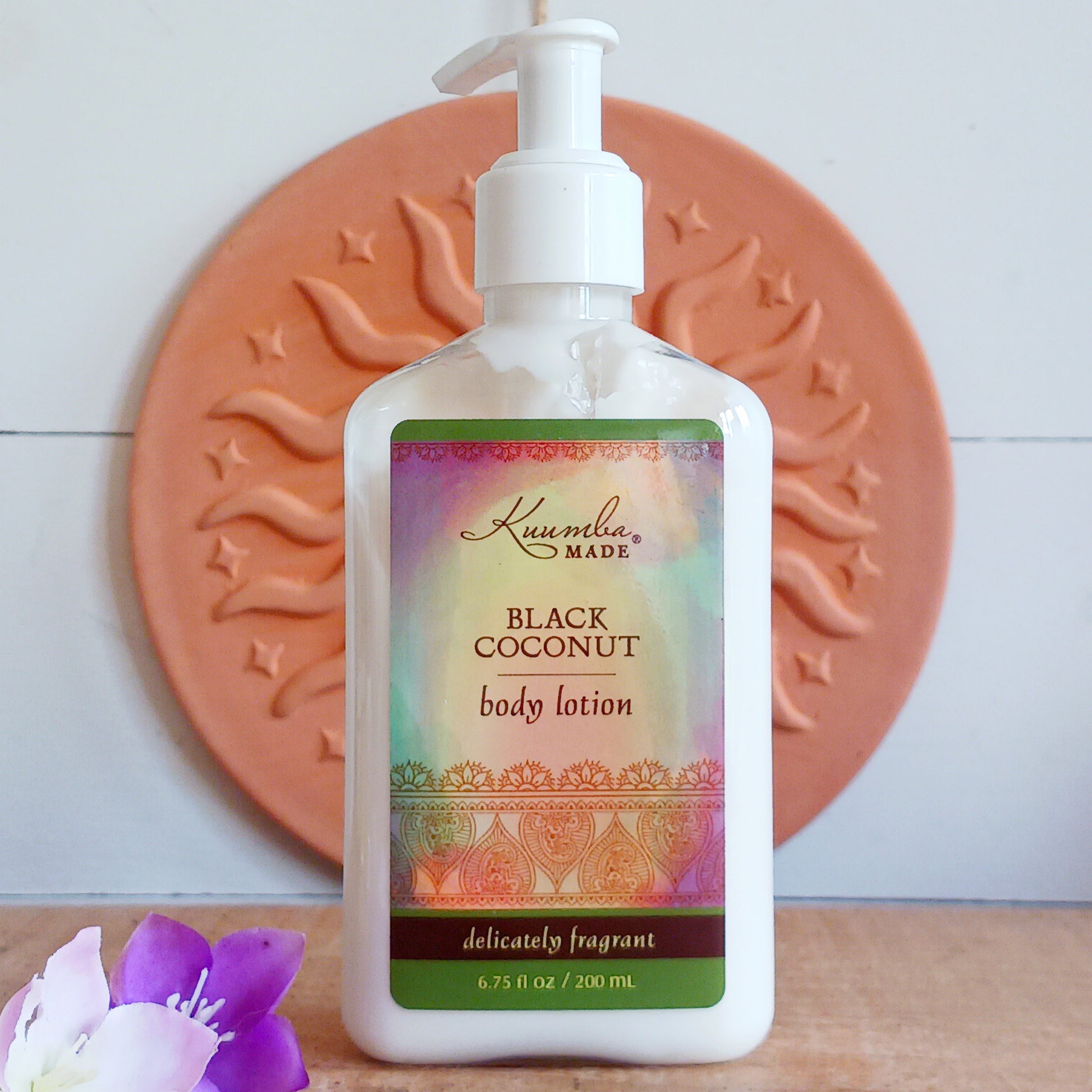 A rich coconut fragrance balanced with notes of creamy sweetness. This Black Coconut body lotion is perfect for hot summer days and sultry nights.&nbsp;