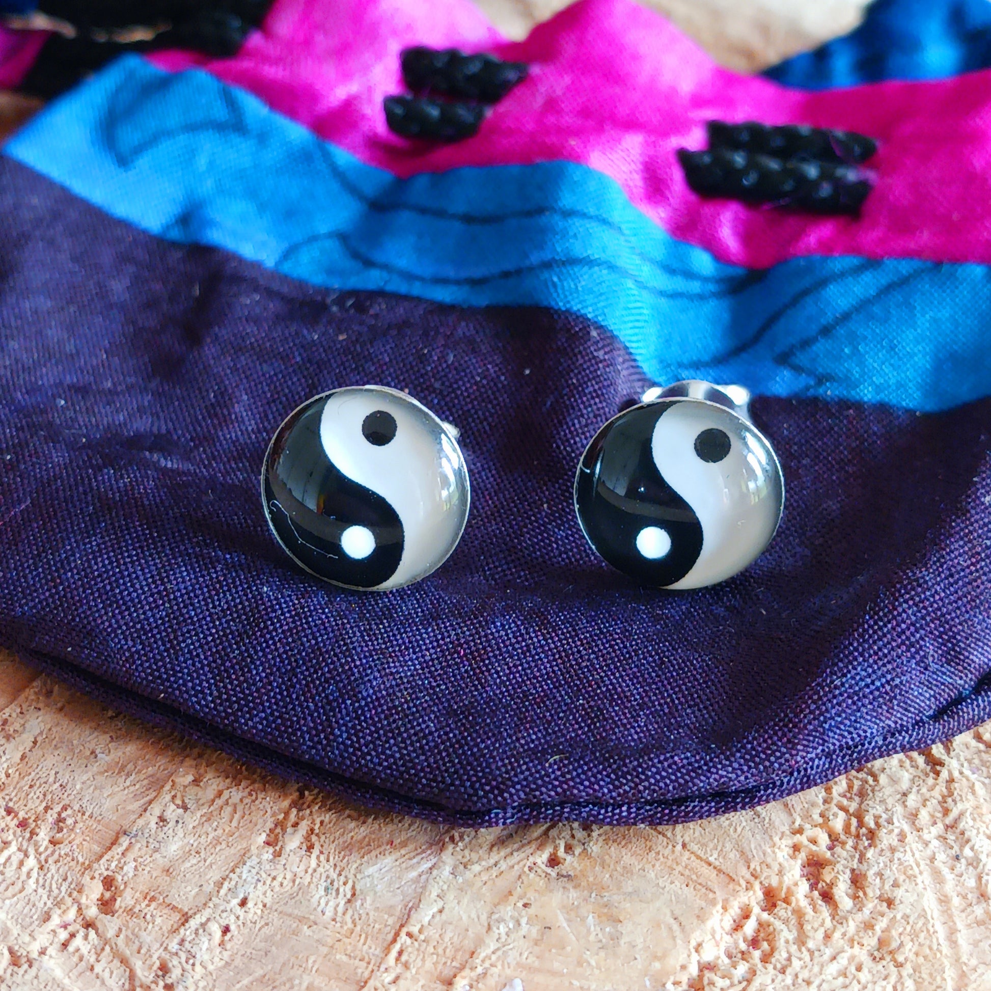 Find your perfect balance with these simple yet trendy Yin Yang studs. They are 925 sterling silver and measure 10mm x 10mm. These lovely earrings come gifted in a recycled sari gift pouch.