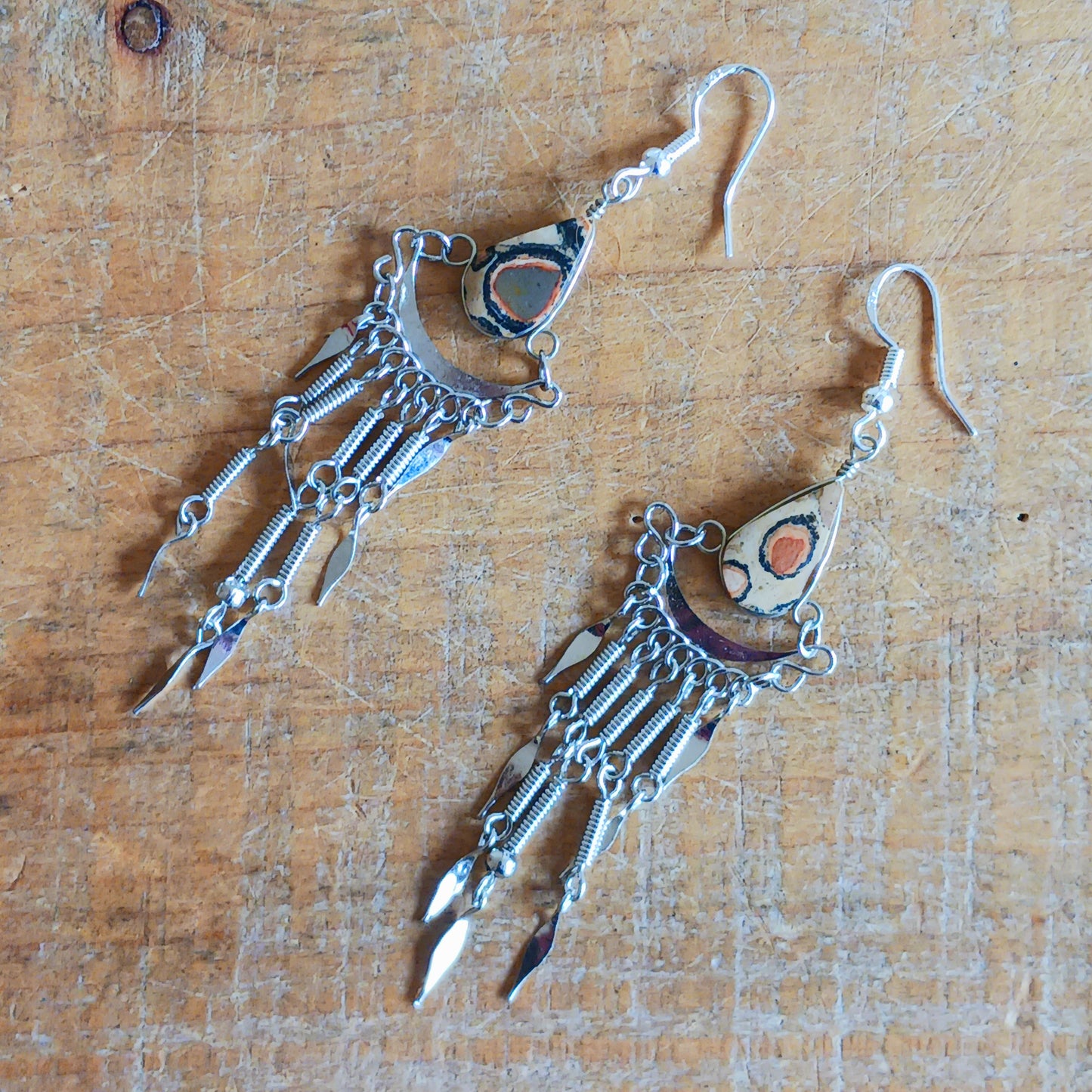Add a touch of bohemian beauty to your look with these handmade Peruvian stone earrings. Featuring unique brown stones and finished with silver-plated hooks, each pair is carefully crafted in small workshops in Peru.