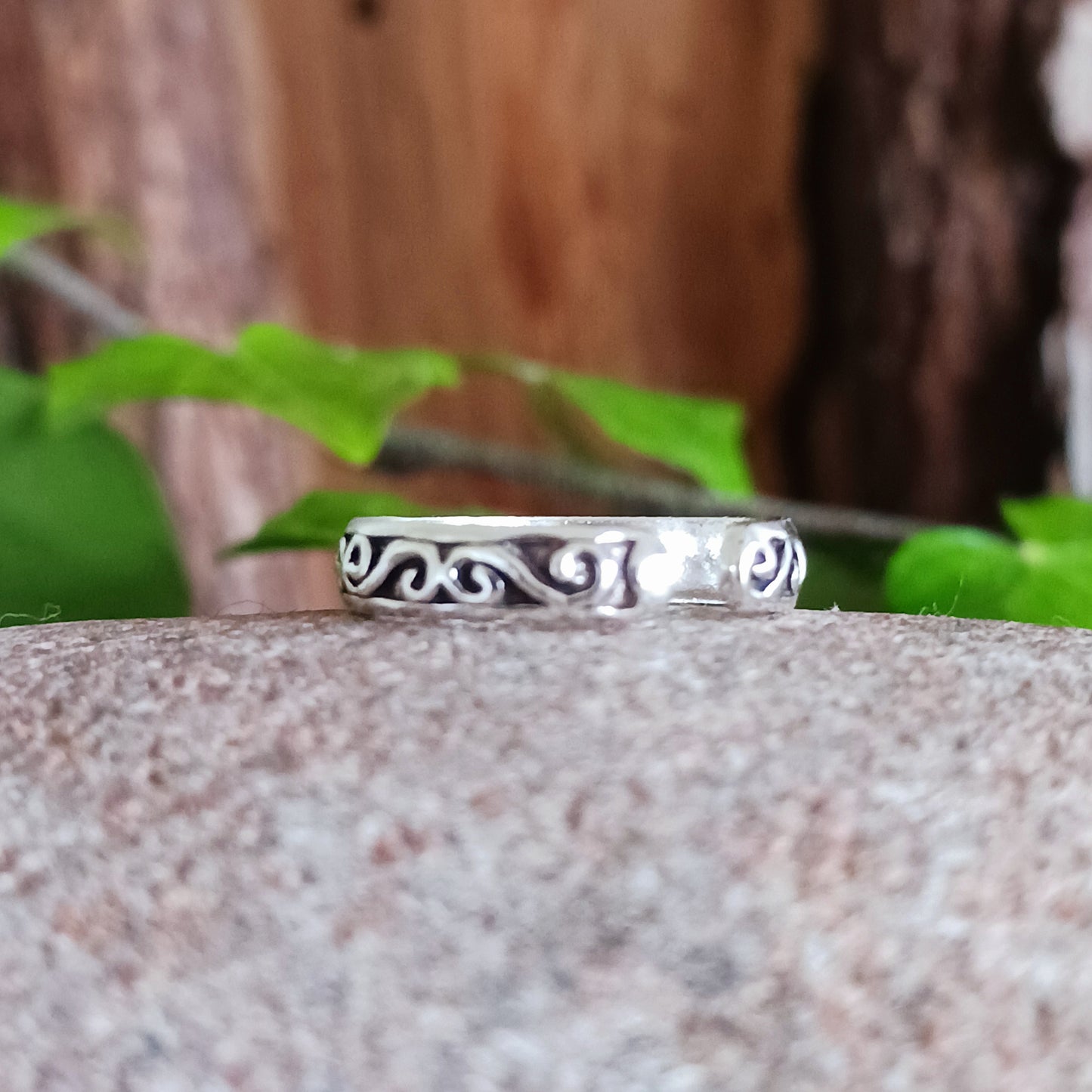 This stylish sterling silver toe ring is a wonderful addition to any jewellery collection for you to wear on a day at the beach, a festival weekend or just sparkling up your everyday.
