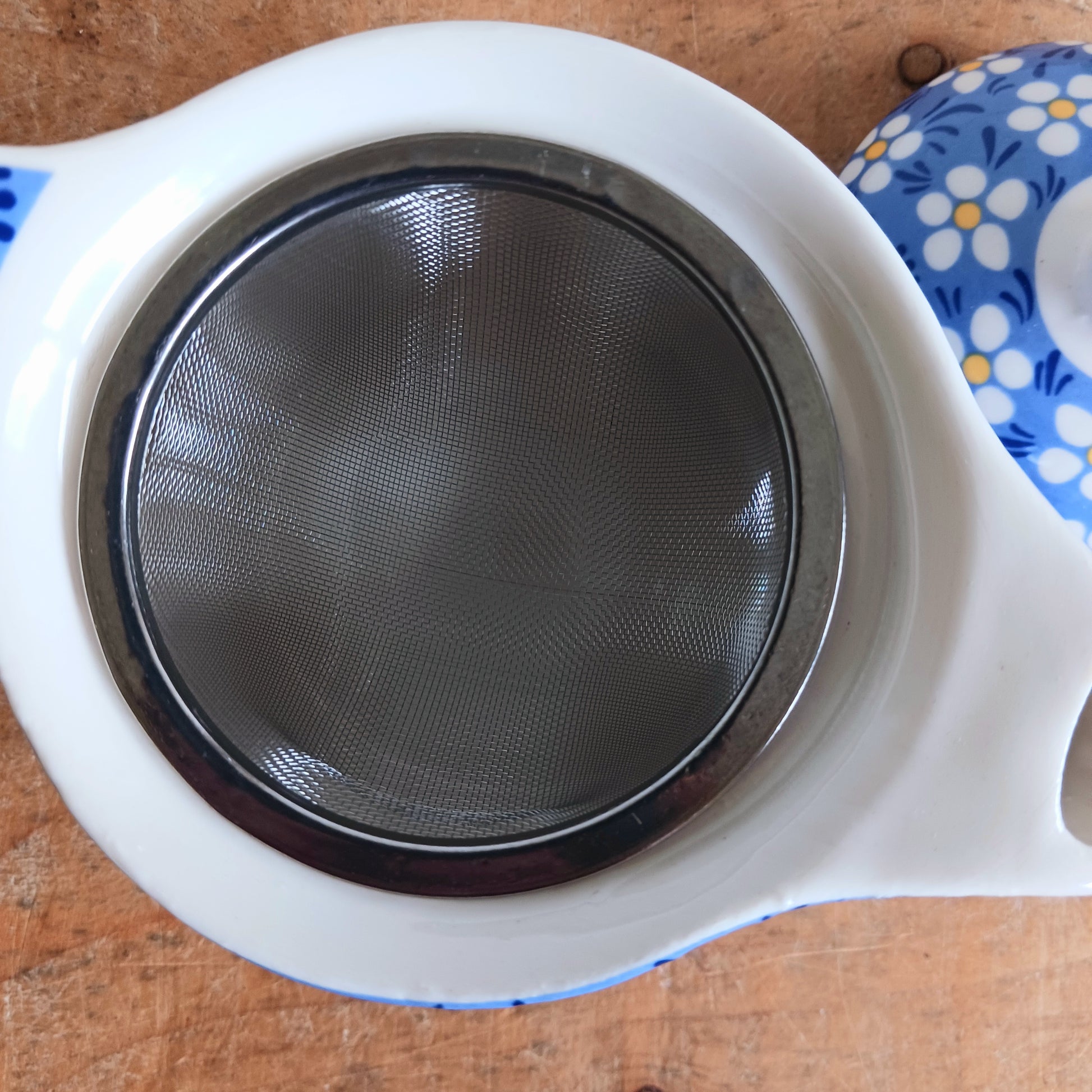Add timeless elegance to any tea ritual with this Small Herbal Teapot featuring a pretty daisy pattern design. Inspired by traditional Eastern aesthetics, this beautifully crafted teapot blends cultural symbolism with everyday functionality, making it an exceptional gift.