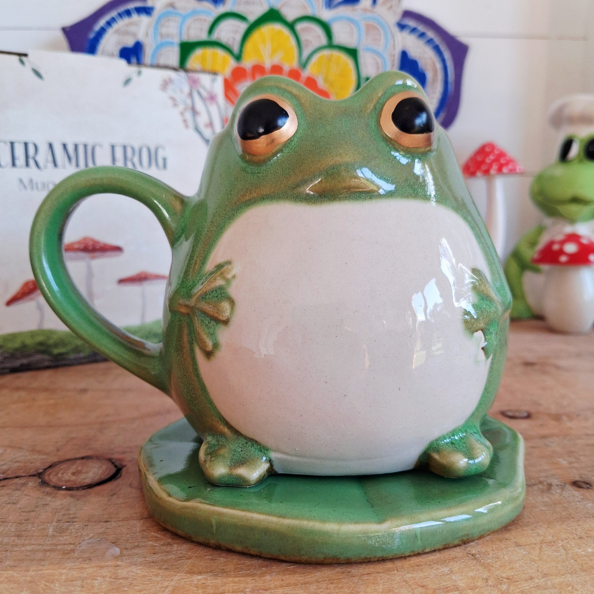 Sure to make hearts hop with happiness, this quirky frog-shaped mug looks like it's lept right out of a fairytale and landed on its matching lily pad coaster. Whether it's being used at home or at work, it's sure to get the conversation started and quickly become an everyday favourite for tea and coffee fixes.