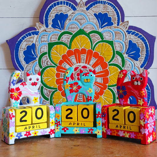 Brighten up your desk with this charming hand painted wooden cat calendar! Perfect for cat lovers, this reusable eco-friendly desk buddy adds a splash of colour and fun to any workspace. Simply rotate the wooden blocks daily to keep track of the date—no pages to tear, no waste, and endless use year after year. Available in three vibrant colours: white, red, and blue. A thoughtful and sustainable gift for students, co-workers, or anyone who adores cats.