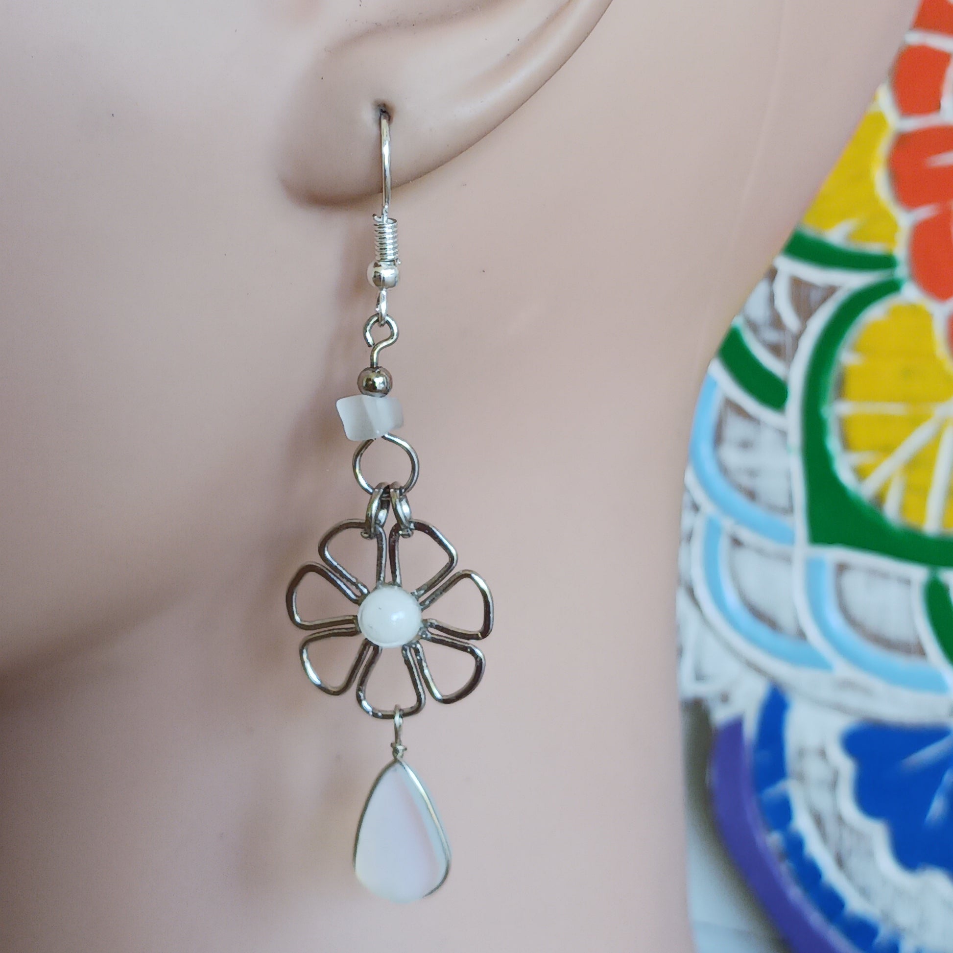 These beautiful daisy earrings incorporate an opalite stone, finished with silver plated hooks. They have been hand made in Peru and are presented in a traditionally made pouch gift wrapped and ready to give☸