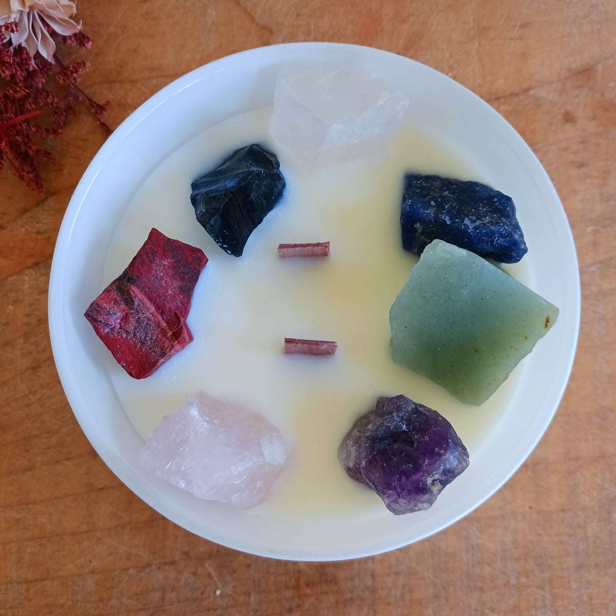 Create a calming and harmonious atmosphere with this beautiful Seven Chakra Gemstone Candle, a mystical blend of fragrance, colour and natural gemstones designed to represent the energy of the seven chakras.