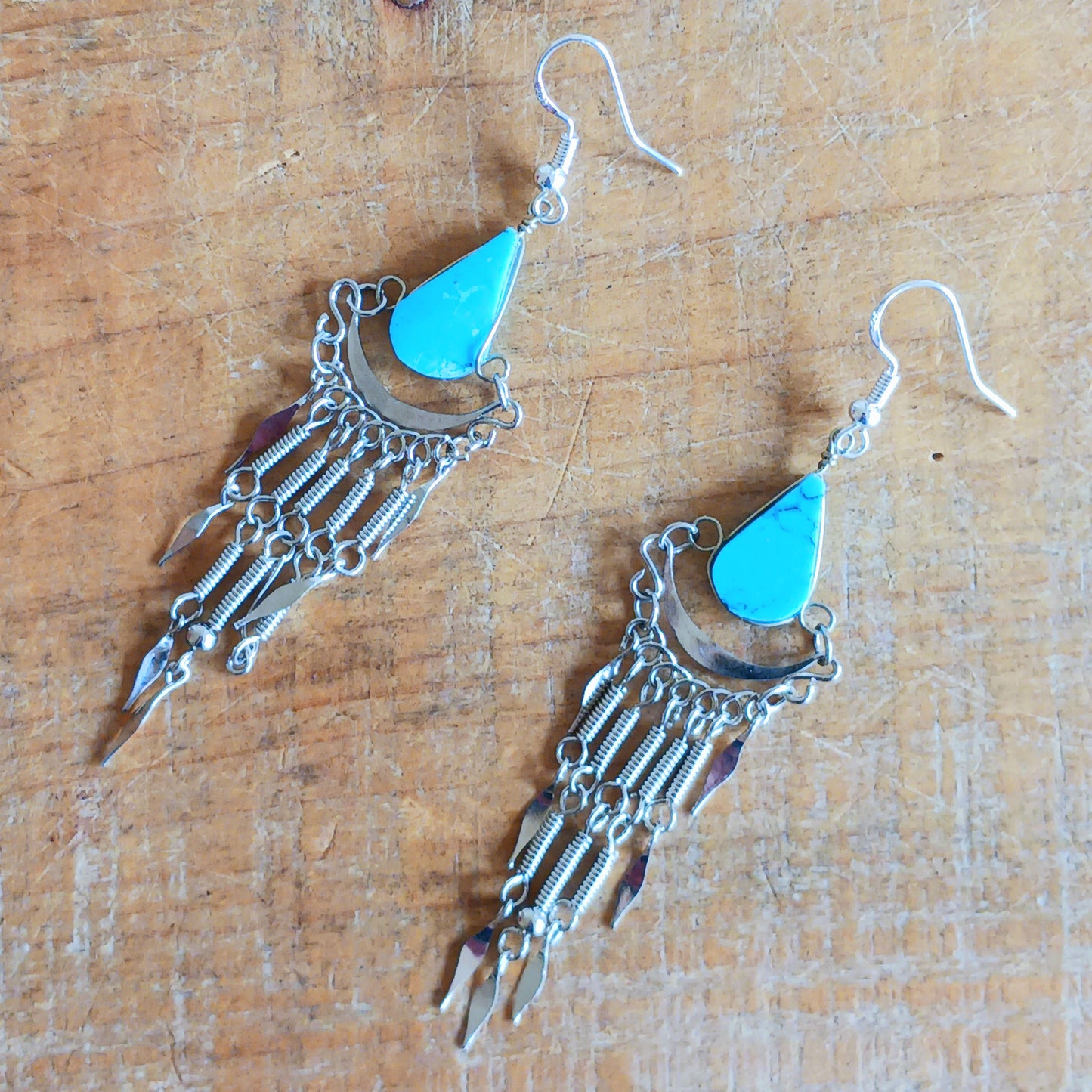 Add a touch of bohemian beauty to your look with these handmade Peruvian stone earrings. Featuring turquoise stones and finished with silver-plated hooks, each pair is carefully crafted in small workshops in Peru.