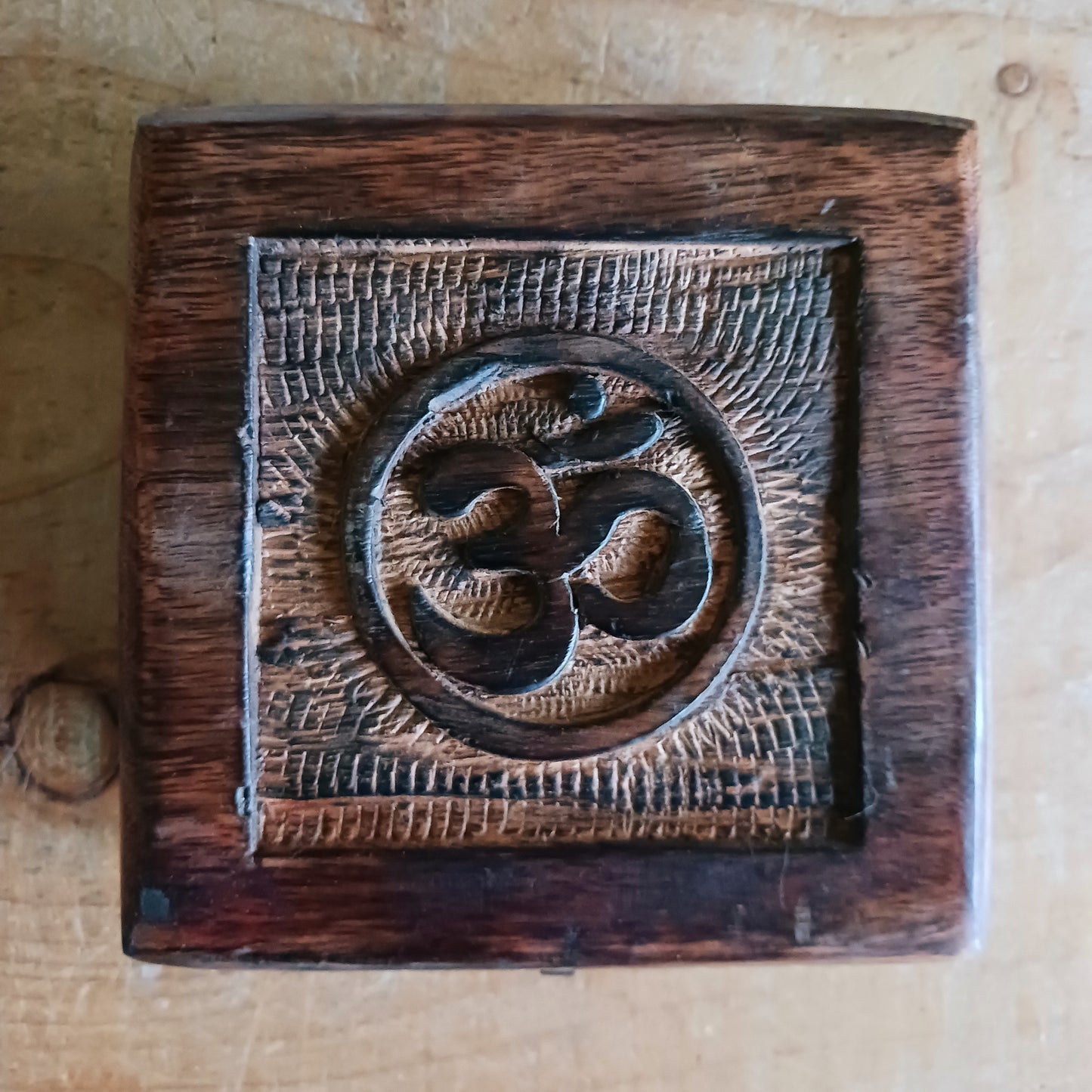 Embrace the beauty of hand-carved Indian craftsmanship with this stunning mango wood keepsake box. Thoughtfully designed with a charming Om symbol, it’s perfect for storing your trinkets, jewellery, or other keepsakes.