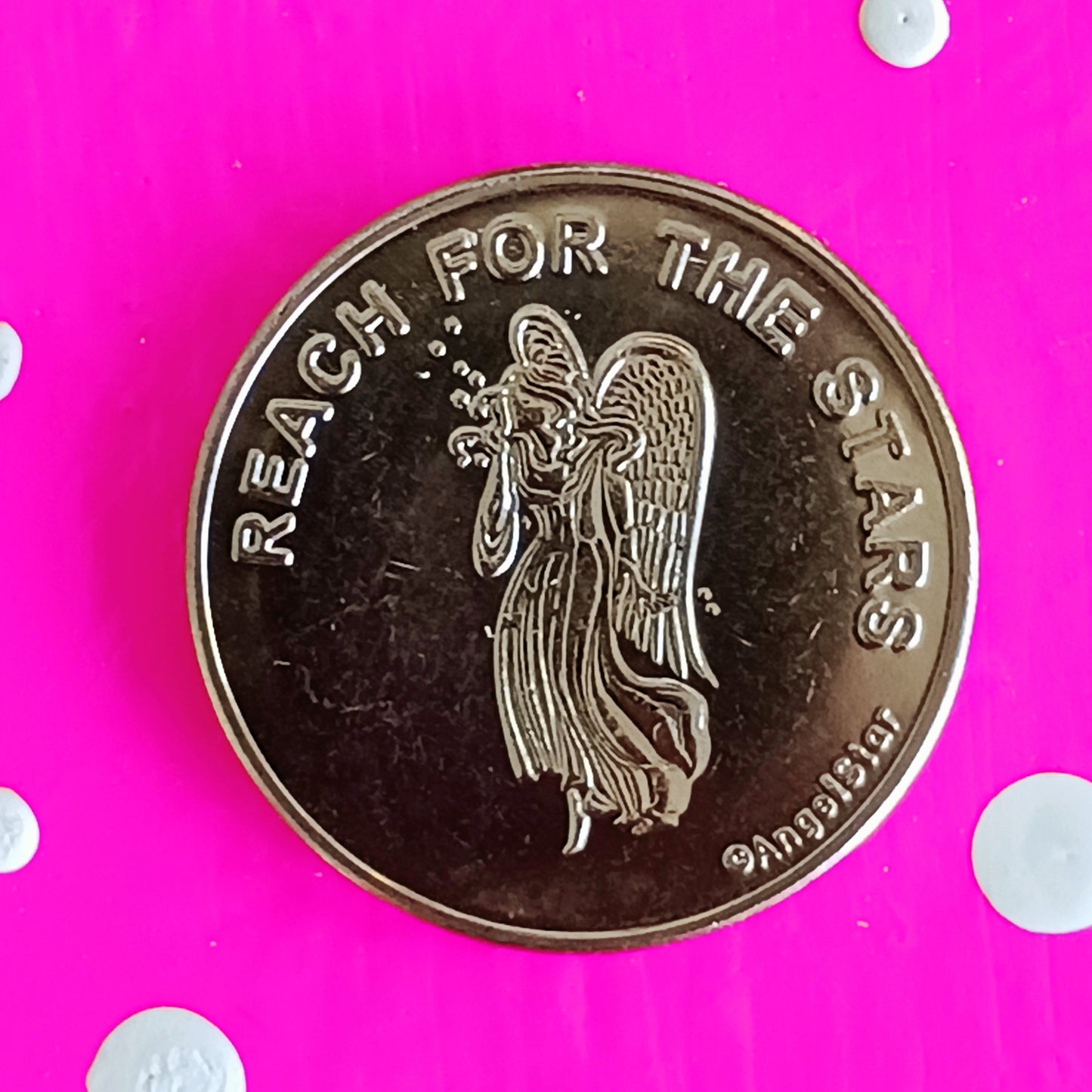 A beautiful Angel of Light adorns the front of this coin, with the words Hope - Wisdom - Inspiration - Courage - Faith. The back features a guardian angel with the message ‘Reach for the Stars’.