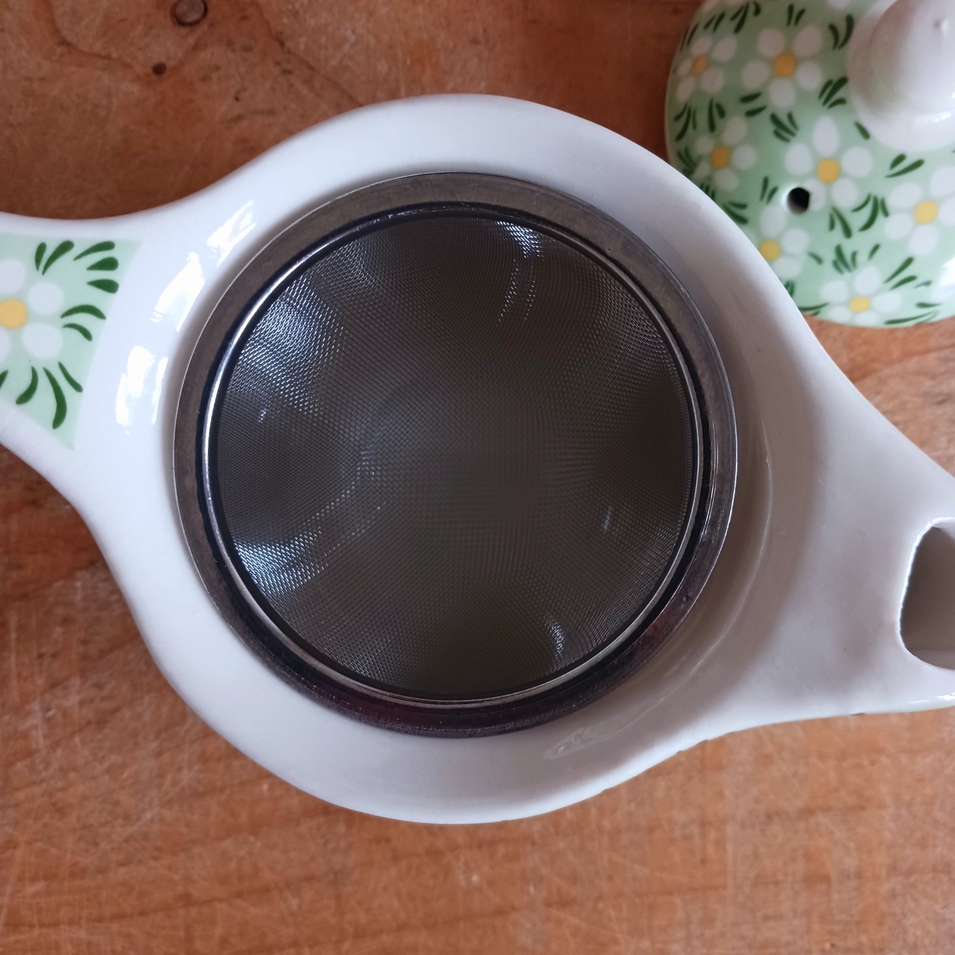 Add timeless elegance to any tea ritual with this Small Herbal Teapot featuring a pretty daisy pattern design. Inspired by traditional Eastern aesthetics, this beautifully crafted teapot blends cultural symbolism with everyday functionality, making it an exceptional gift.