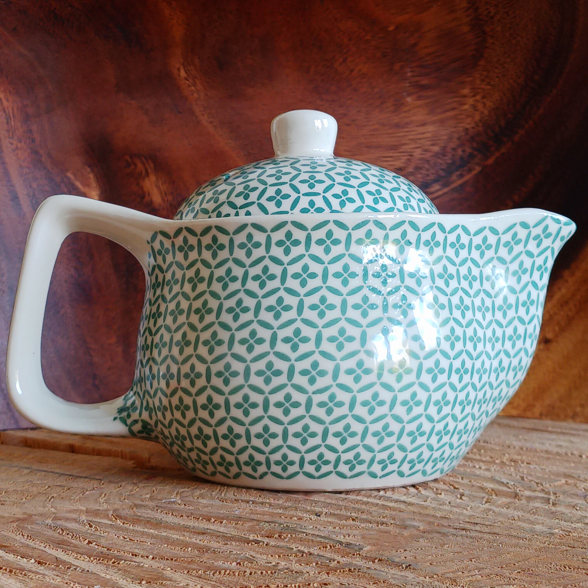 Add timeless elegance to any tea ritual with this Small Herbal Teapot featuring a green mosaic design. Inspired by traditional Eastern aesthetics, this beautifully crafted teapot blends cultural symbolism with everyday functionality, making it an exceptional gift.