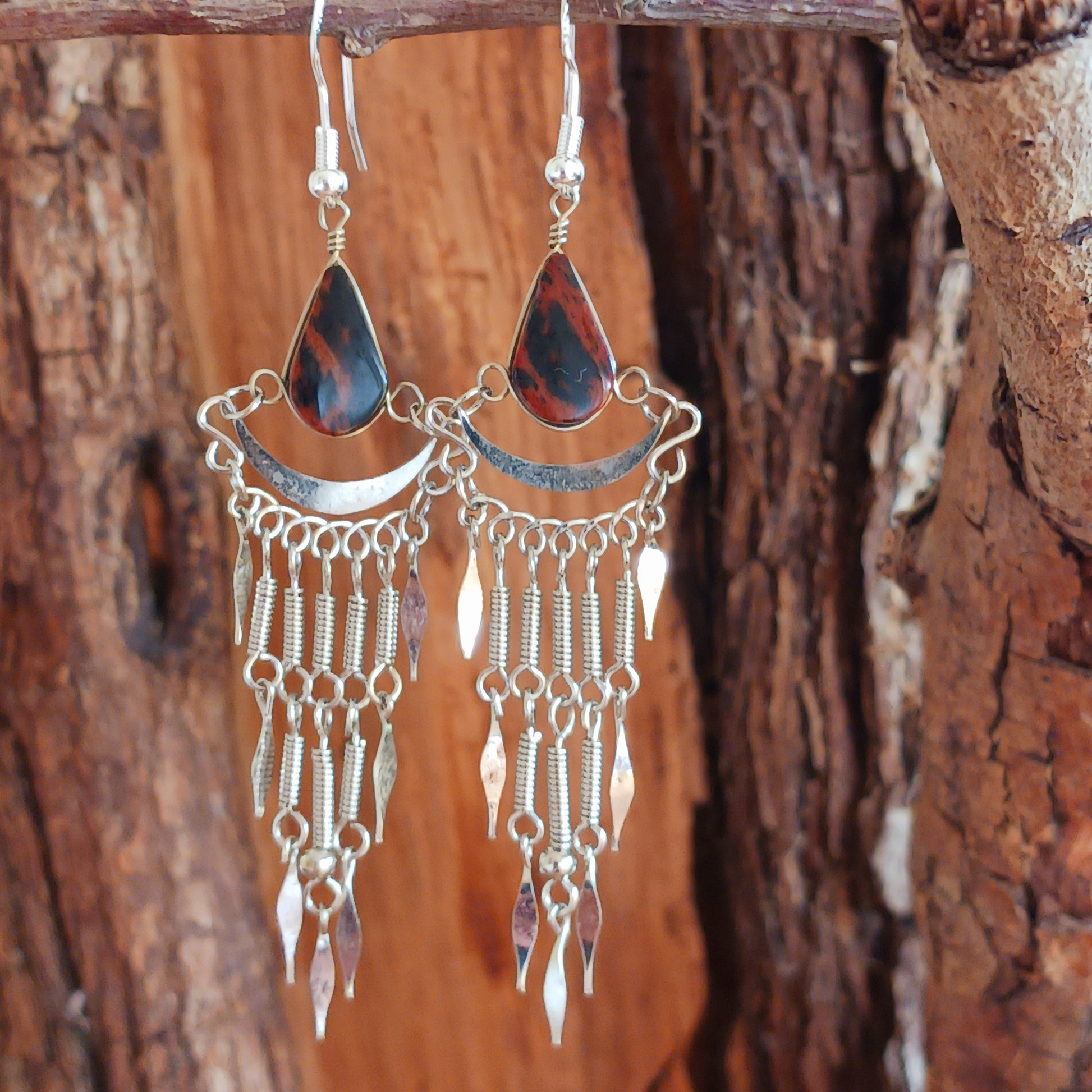 Add a touch of bohemian beauty to your look with these handmade Peruvian stone earrings. Featuring brown agate stones and finished with silver-plated hooks, each pair is carefully crafted in small workshops in Peru.