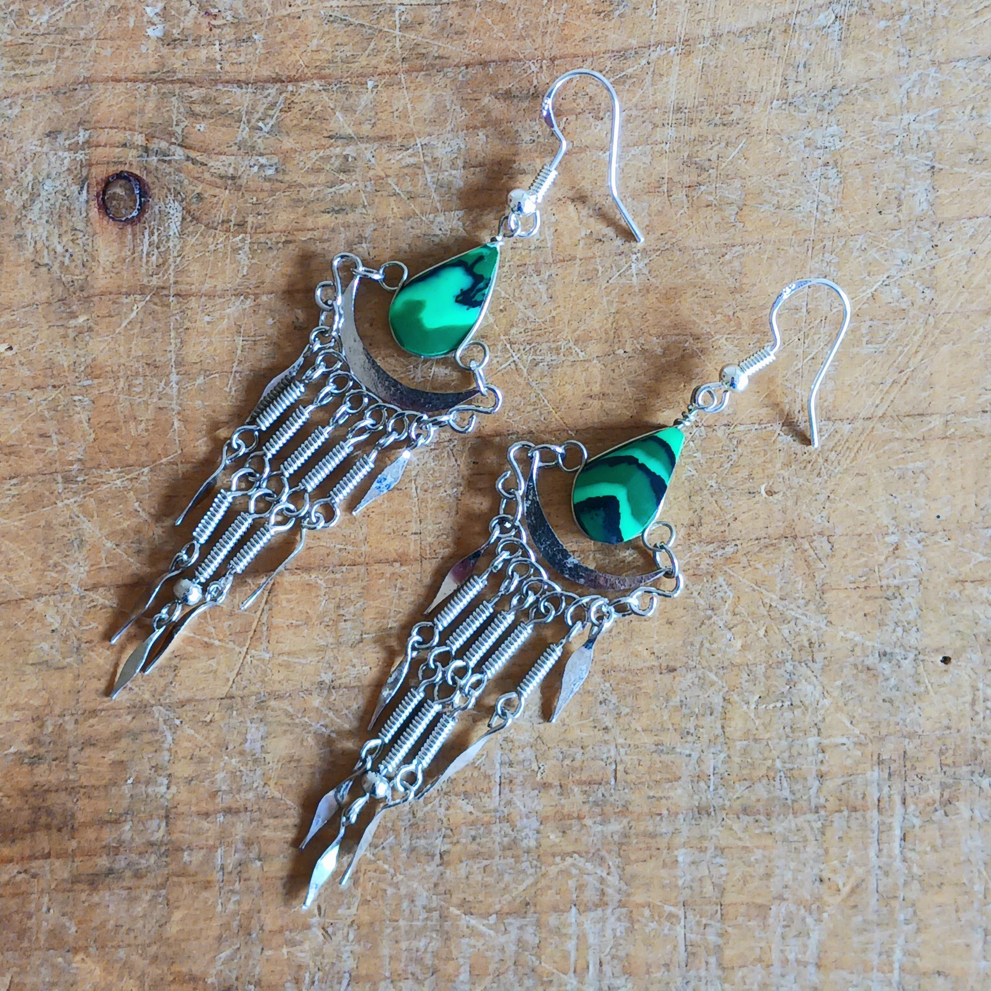 Add a touch of bohemian beauty to your look with these handmade Peruvian stone earrings. Featuring unique green stones and finished with silver-plated hooks, each pair is carefully crafted in small workshops in Peru.