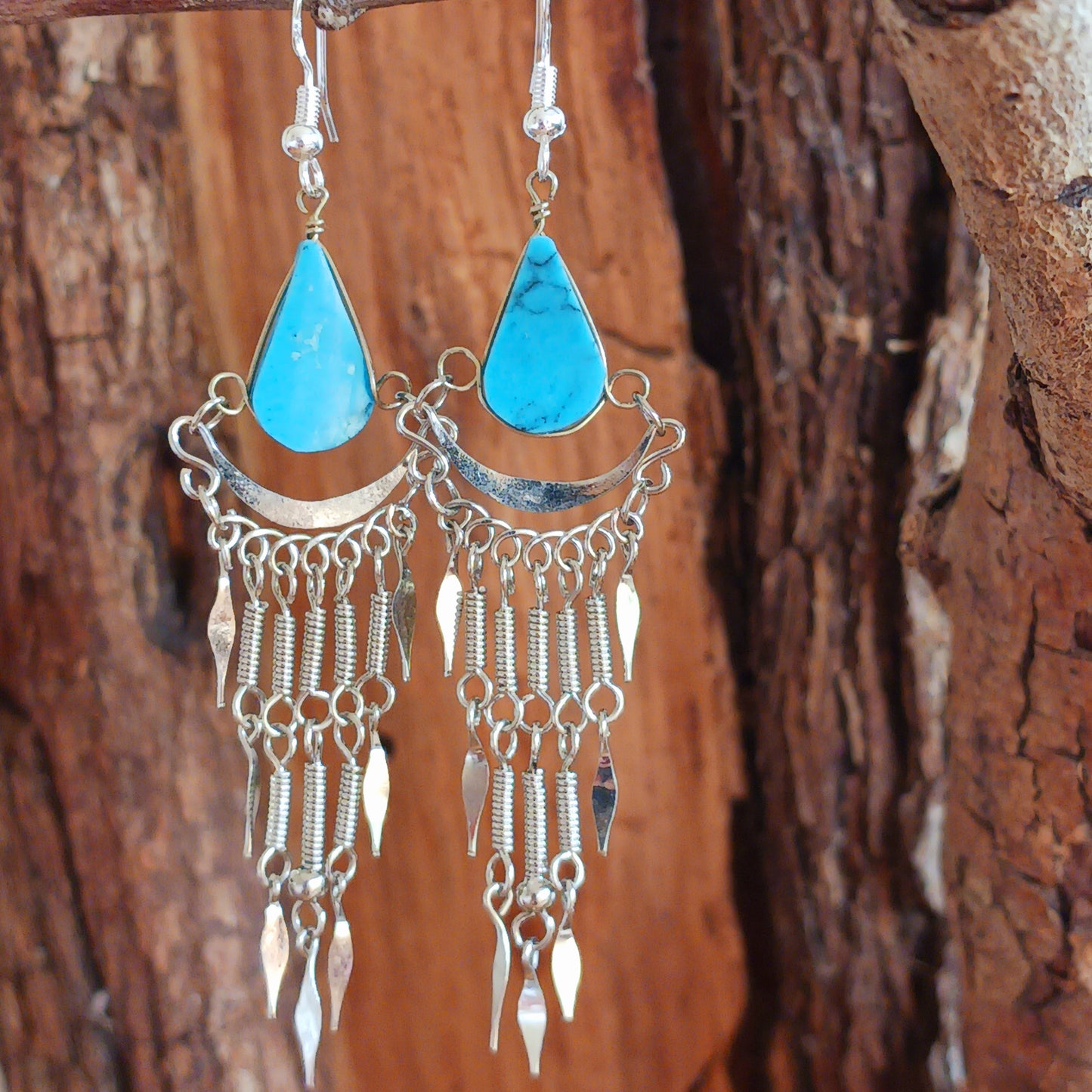 Add a touch of bohemian beauty to your look with these handmade Peruvian stone earrings. Featuring turquoise stones and finished with silver-plated hooks, each pair is carefully crafted in small workshops in Peru.