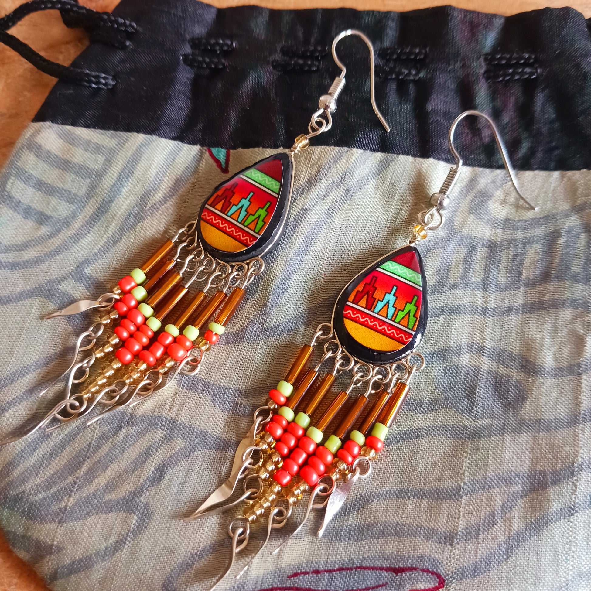 Add a touch of artisan elegance to your jewellery collection with these stunning handmade Peruvian Incan teardrop earrings. Carefully crafted in small family-run workshops in Peru, these eye-catching earrings feature traditional Incan-inspired patterns on the front with a contrasting black reverse for a striking finish.