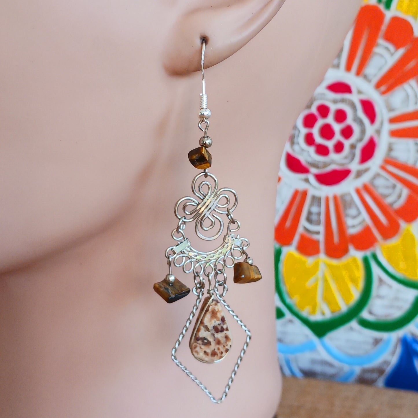 Add a touch of bohemian beauty to your look with these handmade Peruvian stone earrings. Featuring brown agate stones and finished with silver-plated hooks, each pair is carefully crafted in small workshops in Peru.