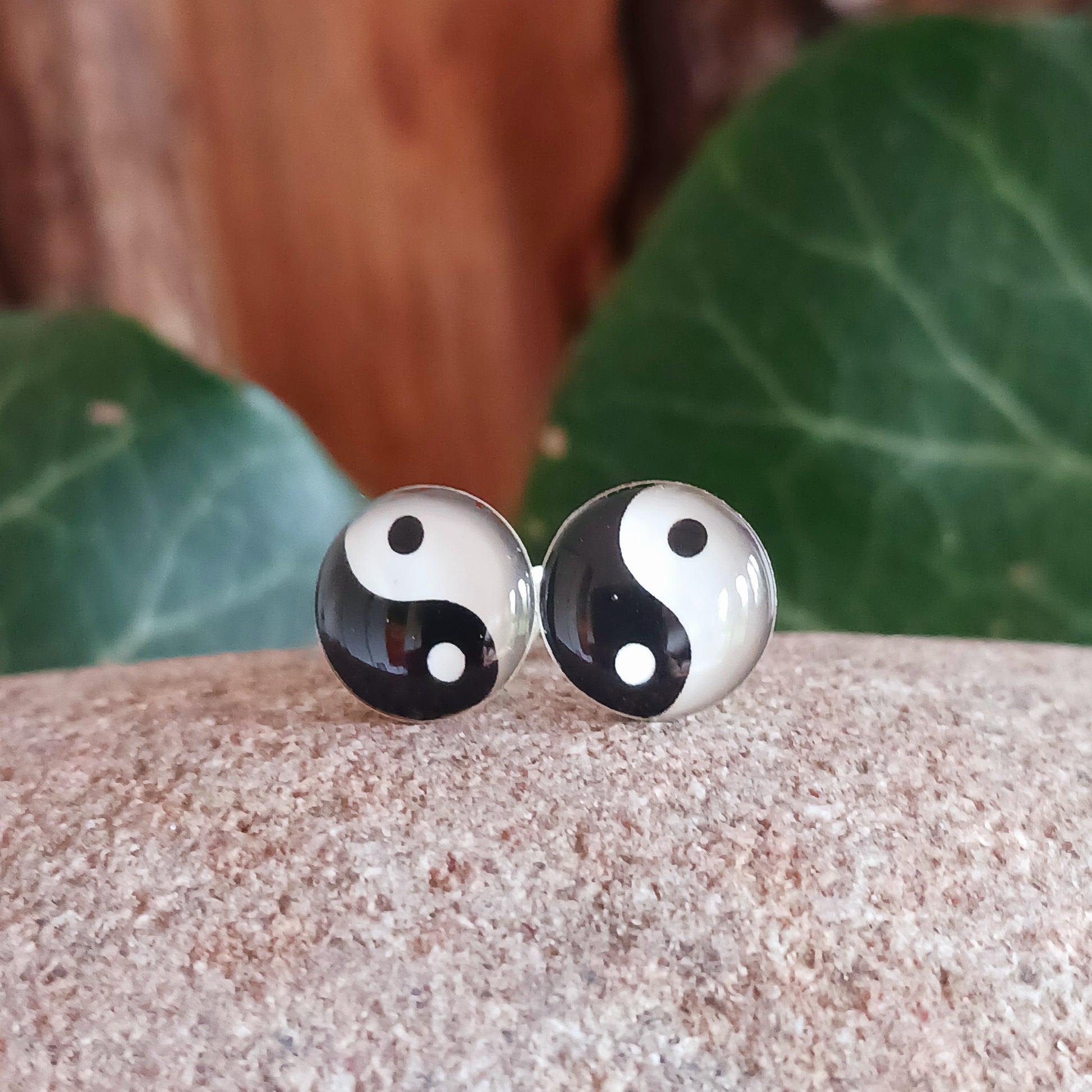 Find your perfect balance with these simple yet trendy Yin Yang studs. They are 925 sterling silver and measure 10mm x 10mm. These lovely earrings come gifted in a recycled sari gift pouch.