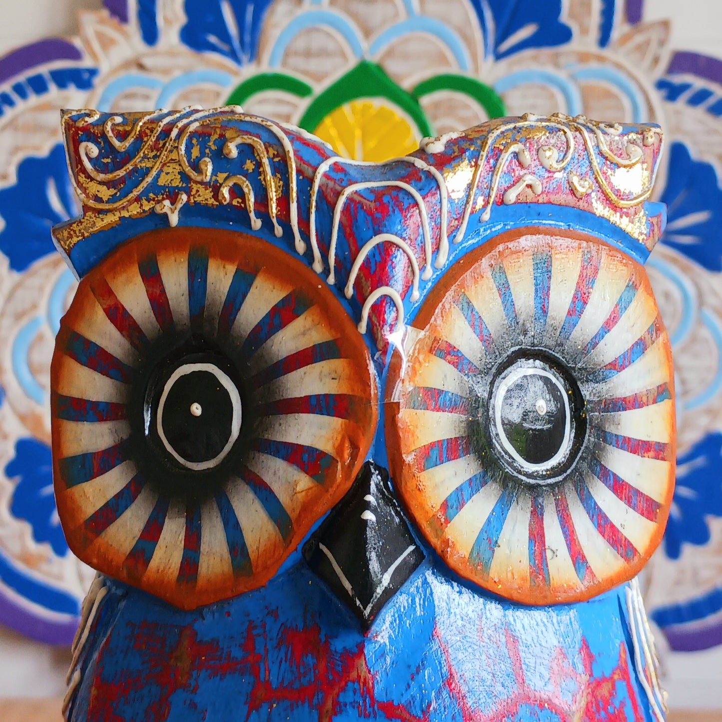 Add charm and function to your workspace with this handcrafted wooden owl perpetual calendar. Designed in a vibrant blue finish, this adorable desk companion helps you keep track of the date while bringing personality to your home, office, or study area.