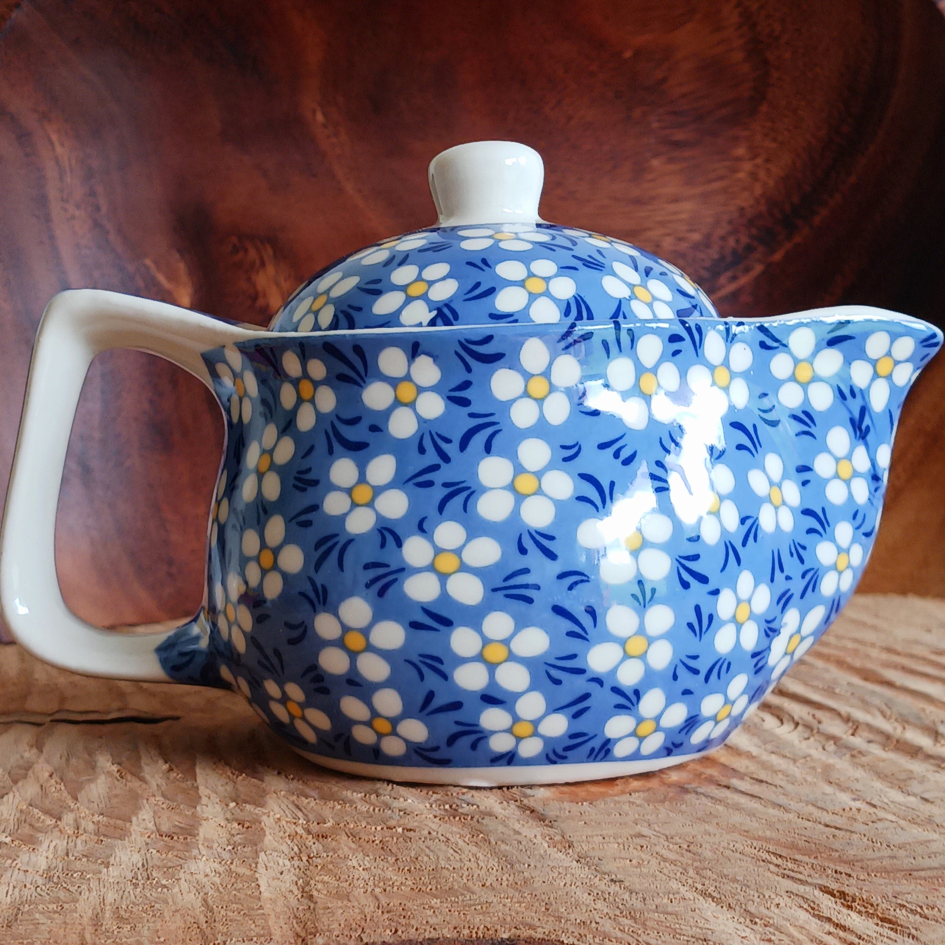 Add timeless elegance to any tea ritual with this Small Herbal Teapot featuring a pretty daisy pattern design. Inspired by traditional Eastern aesthetics, this beautifully crafted teapot blends cultural symbolism with everyday functionality, making it an exceptional gift.
