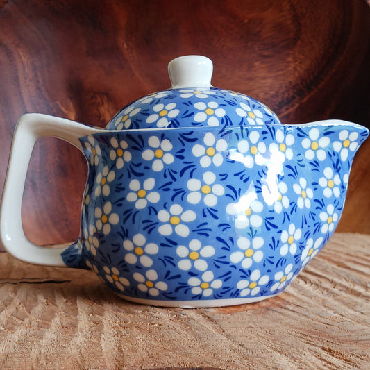 Add timeless elegance to any tea ritual with this Small Herbal Teapot featuring a pretty daisy pattern design. Inspired by traditional Eastern aesthetics, this beautifully crafted teapot blends cultural symbolism with everyday functionality, making it an exceptional gift.
