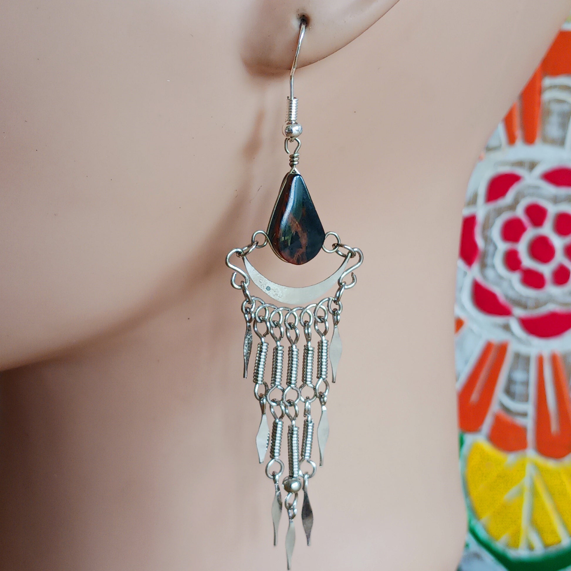 Add a touch of bohemian beauty to your look with these handmade Peruvian stone earrings. Featuring brown agate stones and finished with silver-plated hooks, each pair is carefully crafted in small workshops in Peru.