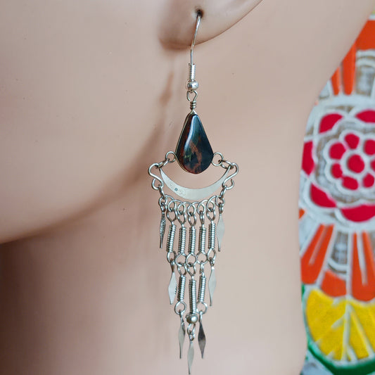 Add a touch of bohemian beauty to your look with these handmade Peruvian stone earrings. Featuring brown agate stones and finished with silver-plated hooks, each pair is carefully crafted in small workshops in Peru.