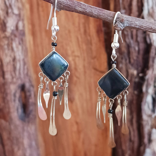 Add a touch of bohemian beauty to your look with these handmade Peruvian stone earrings. Featuring black stones and finished with silver-plated hooks, each pair is carefully crafted in small workshops in Peru.