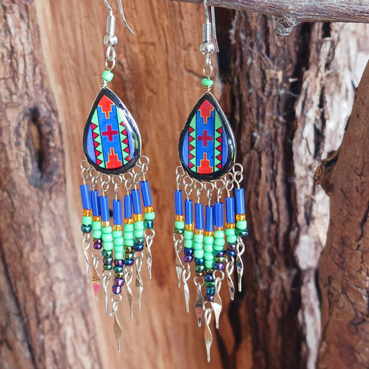 Add a touch of artisan elegance to your jewellery collection with these stunning handmade Peruvian Incan teardrop earrings. Carefully crafted in small family-run workshops in Peru, these eye-catching earrings feature traditional Incan-inspired patterns on the front with a contrasting black reverse for a striking finish.