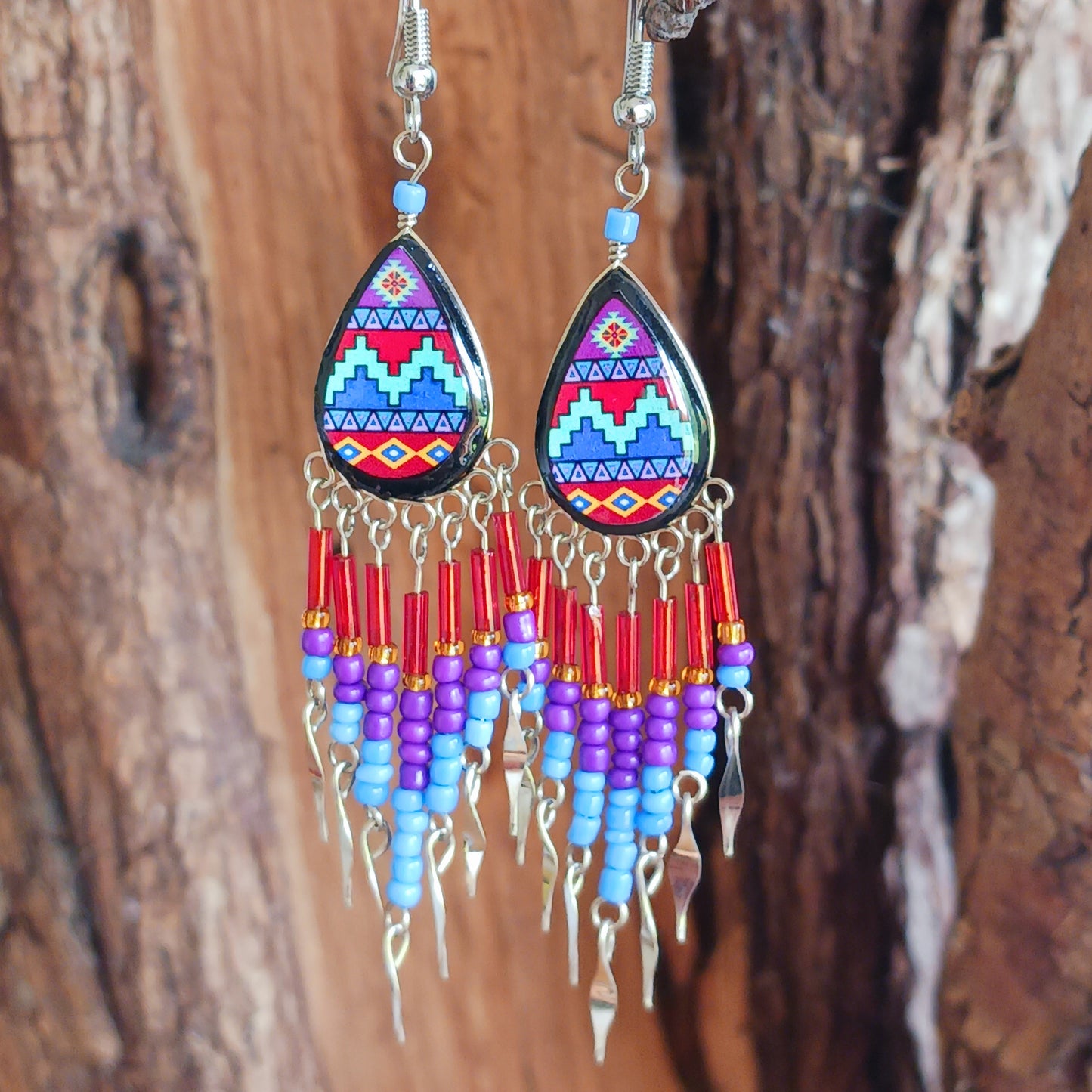 Add a touch of artisan elegance to your jewellery collection with these stunning handmade Peruvian Incan teardrop earrings. Carefully crafted in small family-run workshops in Peru, these eye-catching earrings feature traditional Incan-inspired patterns on the front with a contrasting black reverse for a striking finish.