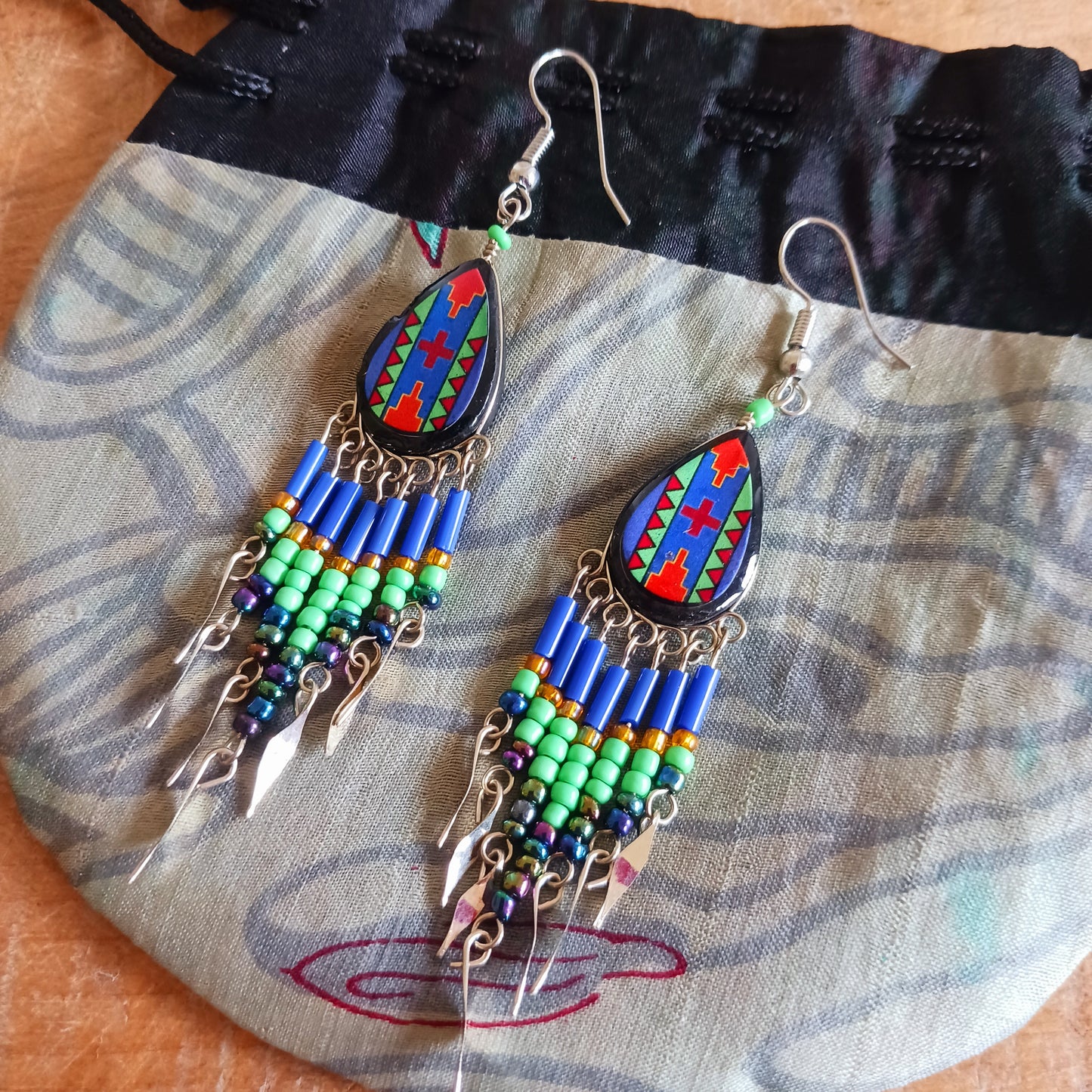 Add a touch of artisan elegance to your jewellery collection with these stunning handmade Peruvian Incan teardrop earrings. Carefully crafted in small family-run workshops in Peru, these eye-catching earrings feature traditional Incan-inspired patterns on the front with a contrasting black reverse for a striking finish.