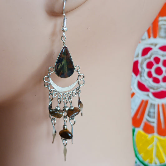 Add a touch of bohemian beauty to your look with these handmade Peruvian stone earrings. Featuring brown agate stones and finished with silver-plated hooks, each pair is carefully crafted in small workshops in Peru.