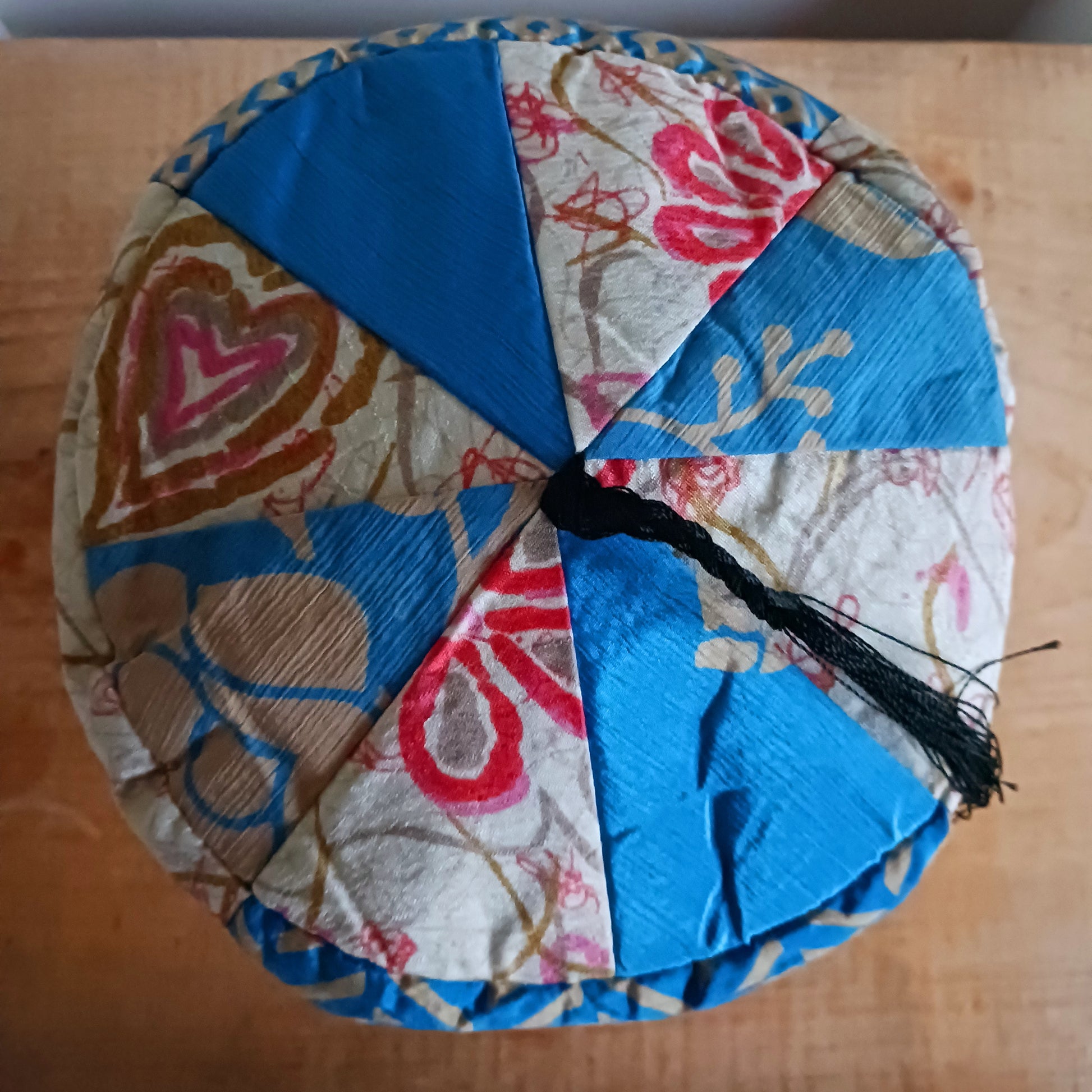 Originating in the Victorian era, smoking caps were traditionally worn by gentlemen of the gentry to absorb the scent of cigars while adding a touch of refined style. Today, these caps remain both fashionable and functional, blending heritage design with modern sustainability.