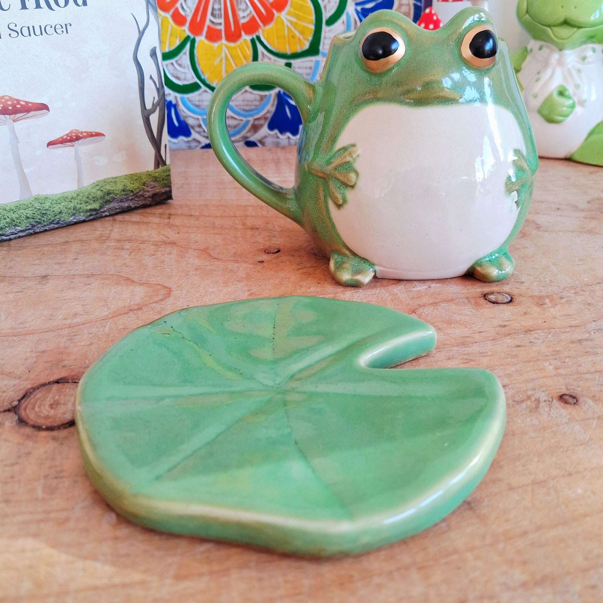Sure to make hearts hop with happiness, this quirky frog-shaped mug looks like it's lept right out of a fairytale and landed on its matching lily pad coaster. Whether it's being used at home or at work, it's sure to get the conversation started and quickly become an everyday favourite for tea and coffee fixes.