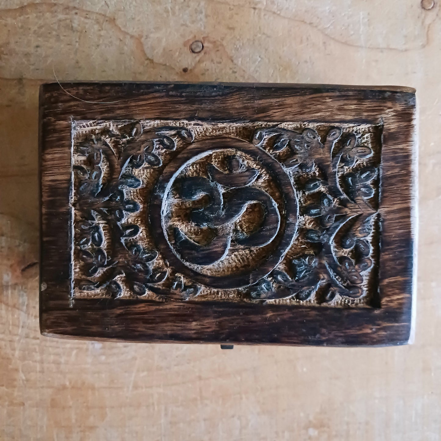 Celebrate the elegance of hand-carved craftsmanship with this delightful mango wood keepsake box, crafted in India. Perfect for safeguarding your trinkets, jewellery, or special keepsakes, this box brings together beauty and practicality.