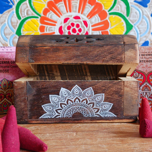 Discover the art of incense with this charming handcrafted incense gift set, beautifully presented in a sustainable mango wood box engraved with intricate mandala flower motifs. Symbolizing spirituality, mindfulness, and wellbeing, this incense holder doubles as elegant storage and a burner in one.