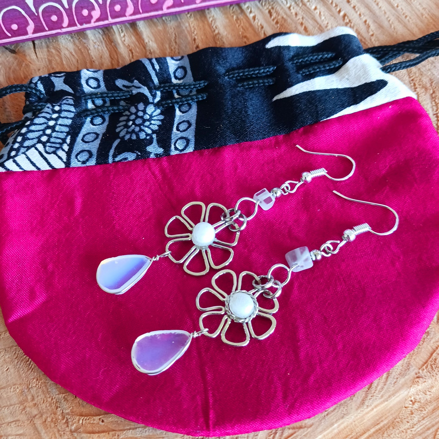 These beautiful daisy earrings incorporate an opalite stone, finished with silver plated hooks. They have been hand made in Peru and are presented in a traditionally made pouch gift wrapped and ready to give☸