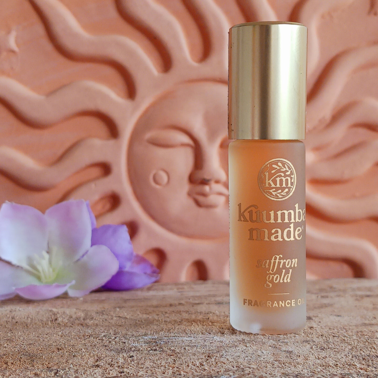 Wrap yourself in the warm, comforting glow of Kuumba Made Saffron Gold Fragrance Oil. This highly concentrated, all-natural fragrance blends smouldering cedar and saffron to ignite the senses, softened by jasmine's glow and sandalwood's velvety embrace.