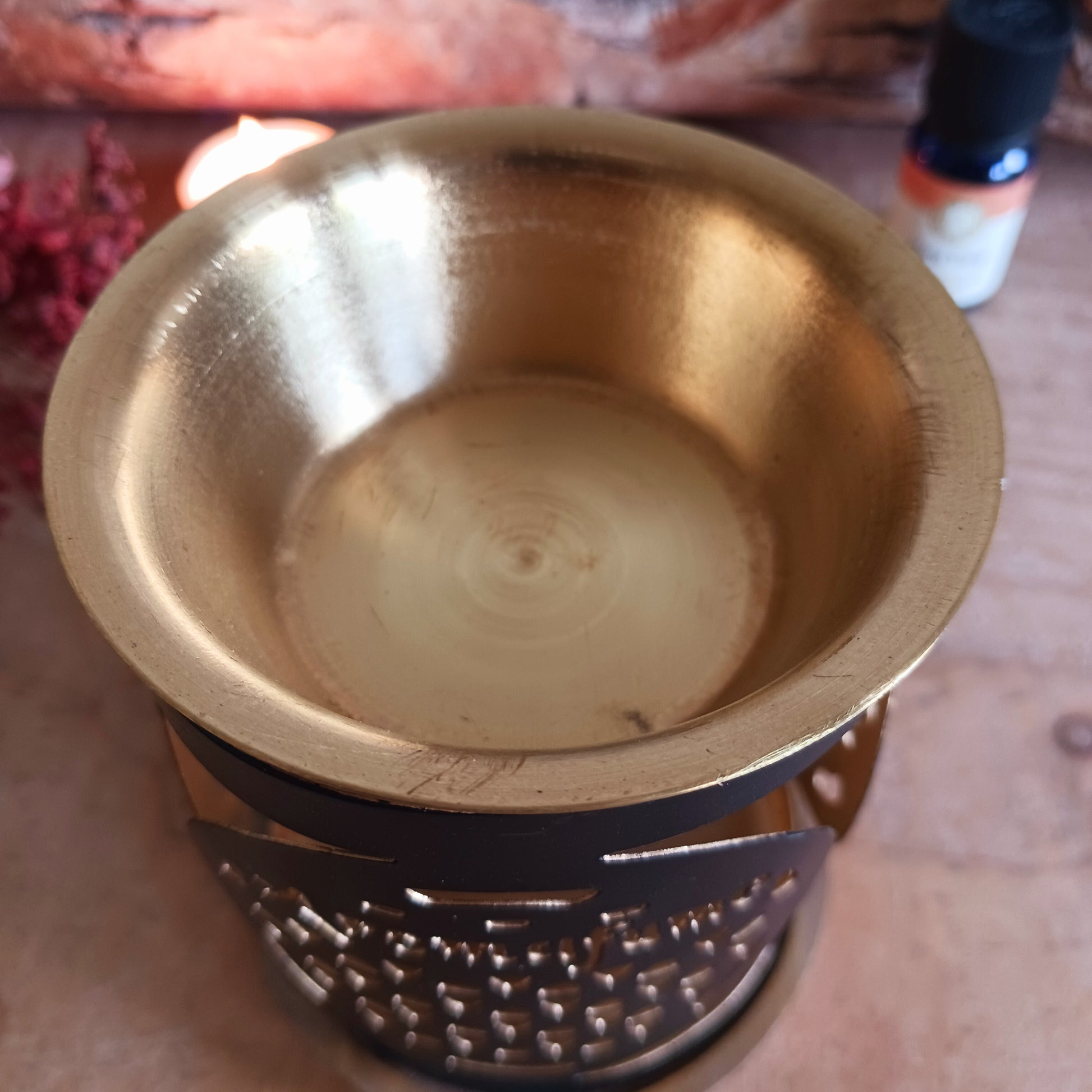 The Aromafume Flower of Life Oil Burner is a beautifully designed burner featuring the sacred Flower of Life symbol, representing harmony, creation, and universal connection.