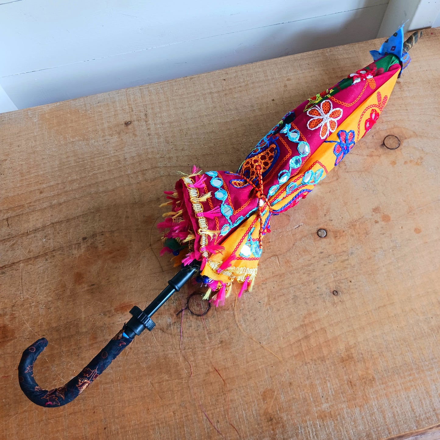 Brighten every sunny day with the Sunbrella Colourful Sun Shade Umbrella. Designed to combine reliable sun protection with vibrant, eye-catching style, Sunbrella is the perfect accessory for outdoor adventures, beach trips, festivals, garden parties, and everyday use.