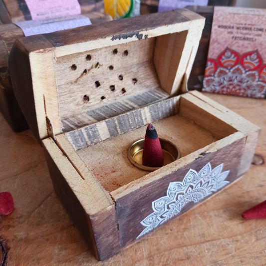 Discover the art of incense with this charming handcrafted incense gift set, beautifully presented in a sustainable mango wood box engraved with intricate mandala flower motifs. Symbolizing spirituality, mindfulness, and wellbeing, this incense holder doubles as elegant storage and a burner in one.