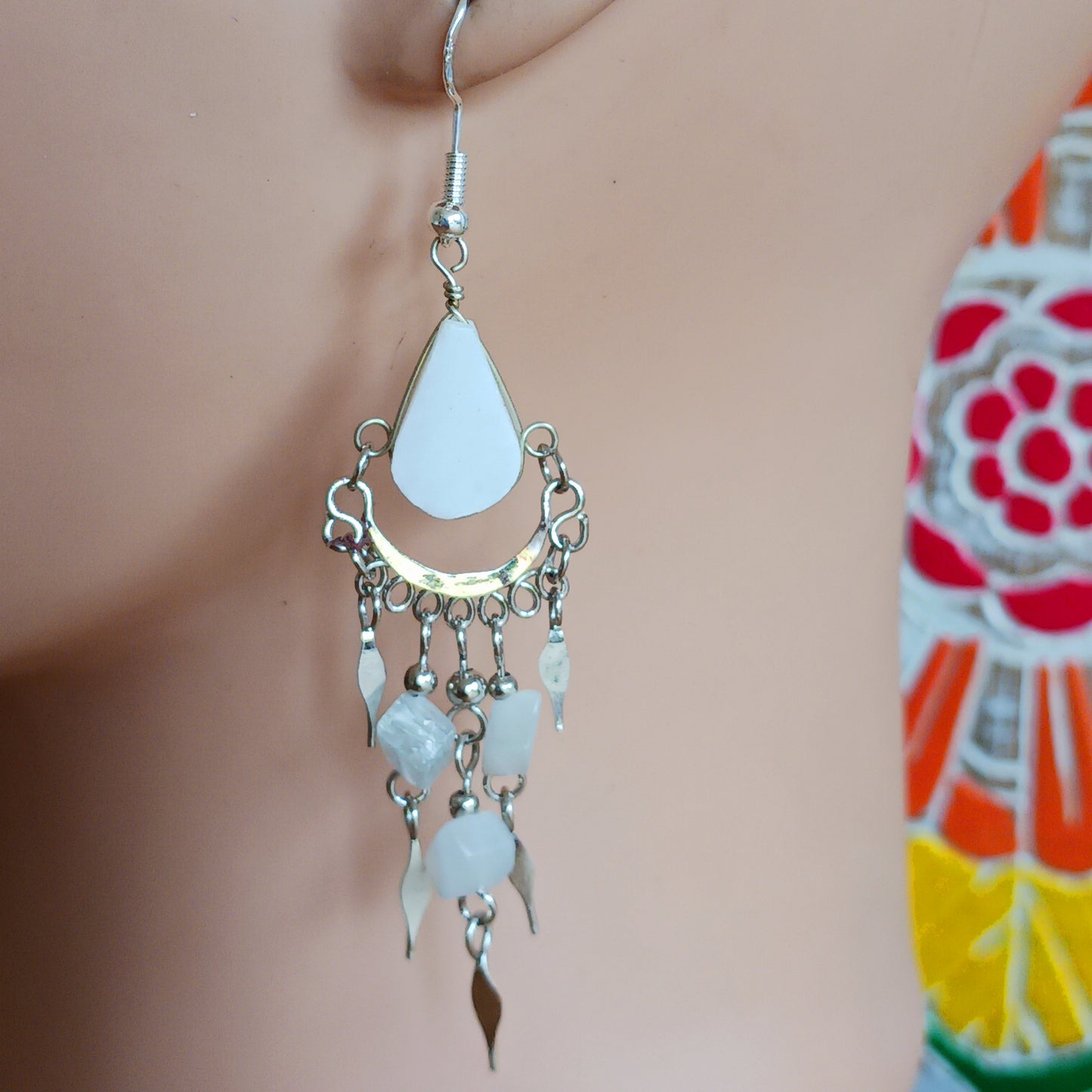 Add a touch of bohemian beauty to your look with these handmade Peruvian stone earrings. Featuring white stones and finished with silver-plated hooks, each pair is carefully crafted in small workshops in Peru.