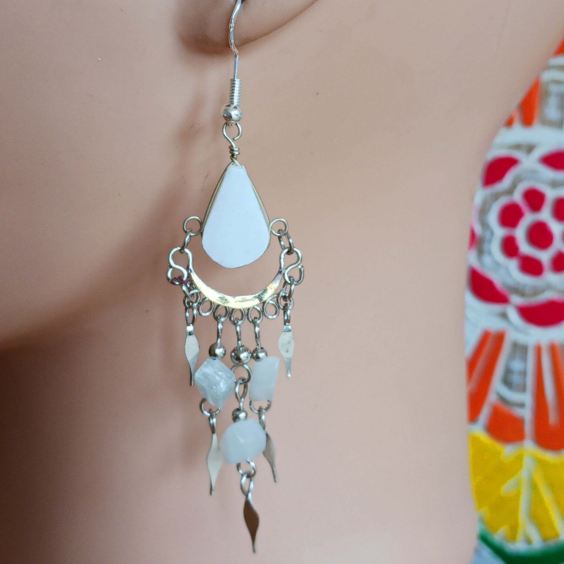 Add a touch of bohemian beauty to your look with these handmade Peruvian stone earrings. Featuring white stones and finished with silver-plated hooks, each pair is carefully crafted in small workshops in Peru.