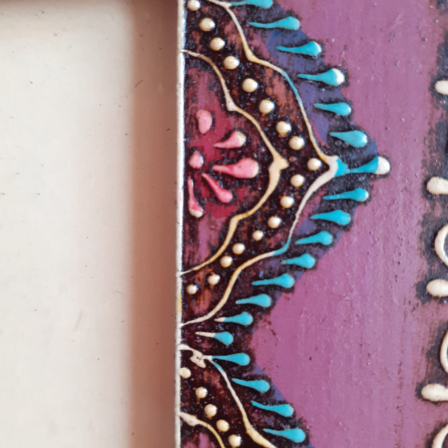 These pretty photo frames have wonderful detail and craftsmanship, intricately hand painted in India on a Fairtrade basis by skilled artisans. This level of skilled painting can only be carried out by the most experienced painters, ensuring that each photo frame is hand painted with the utmost precision and care.