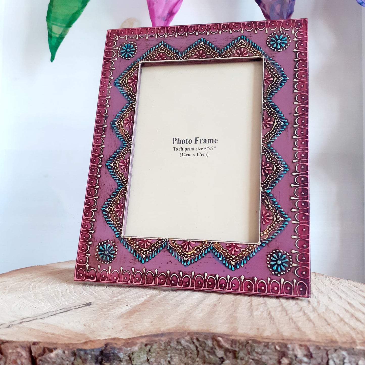 These pretty photo frames have wonderful detail and craftsmanship, intricately hand painted in India on a Fairtrade basis by skilled artisans. This level of skilled painting can only be carried out by the most experienced painters, ensuring that each photo frame is hand painted with the utmost precision and care.