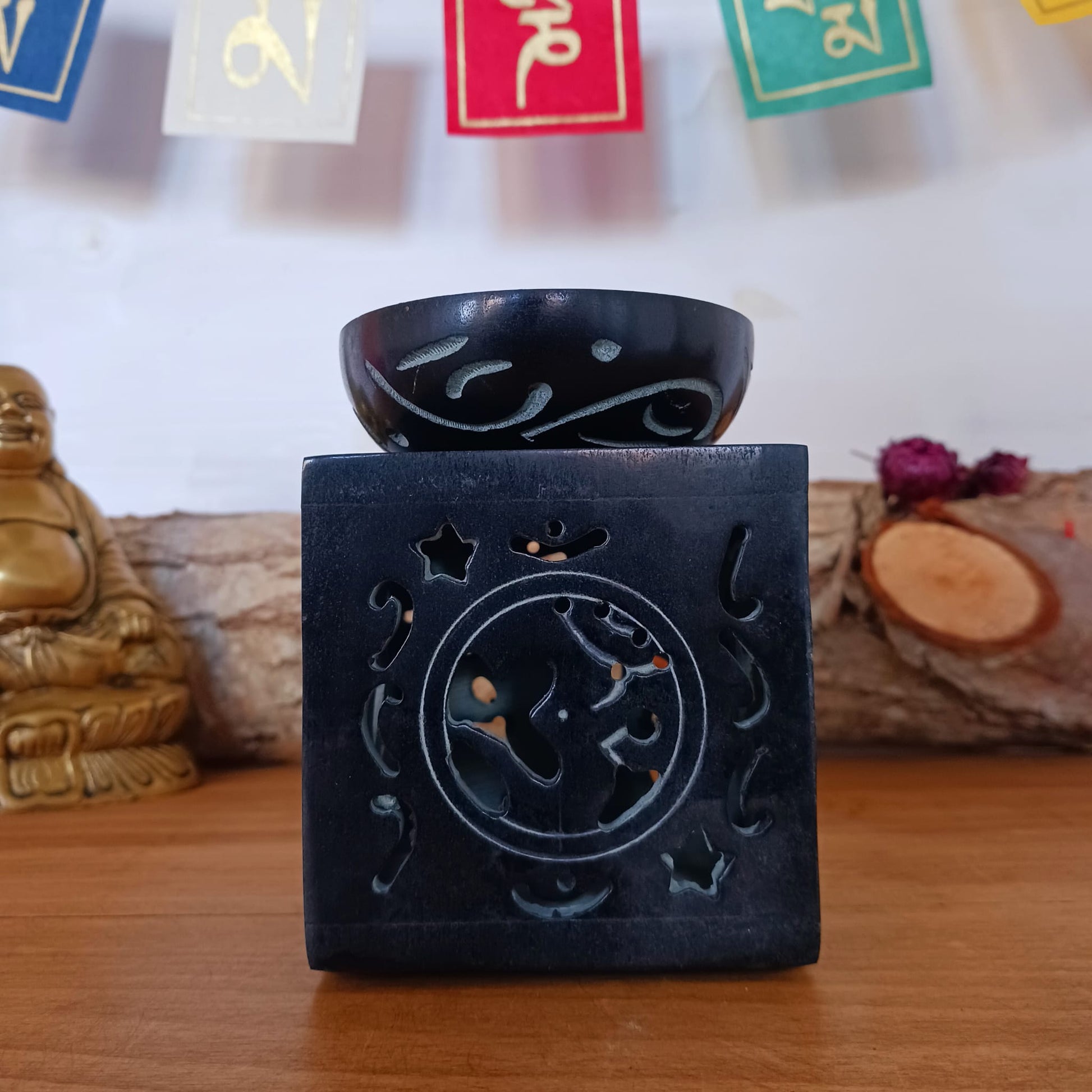 Om Oil burner black soapstone