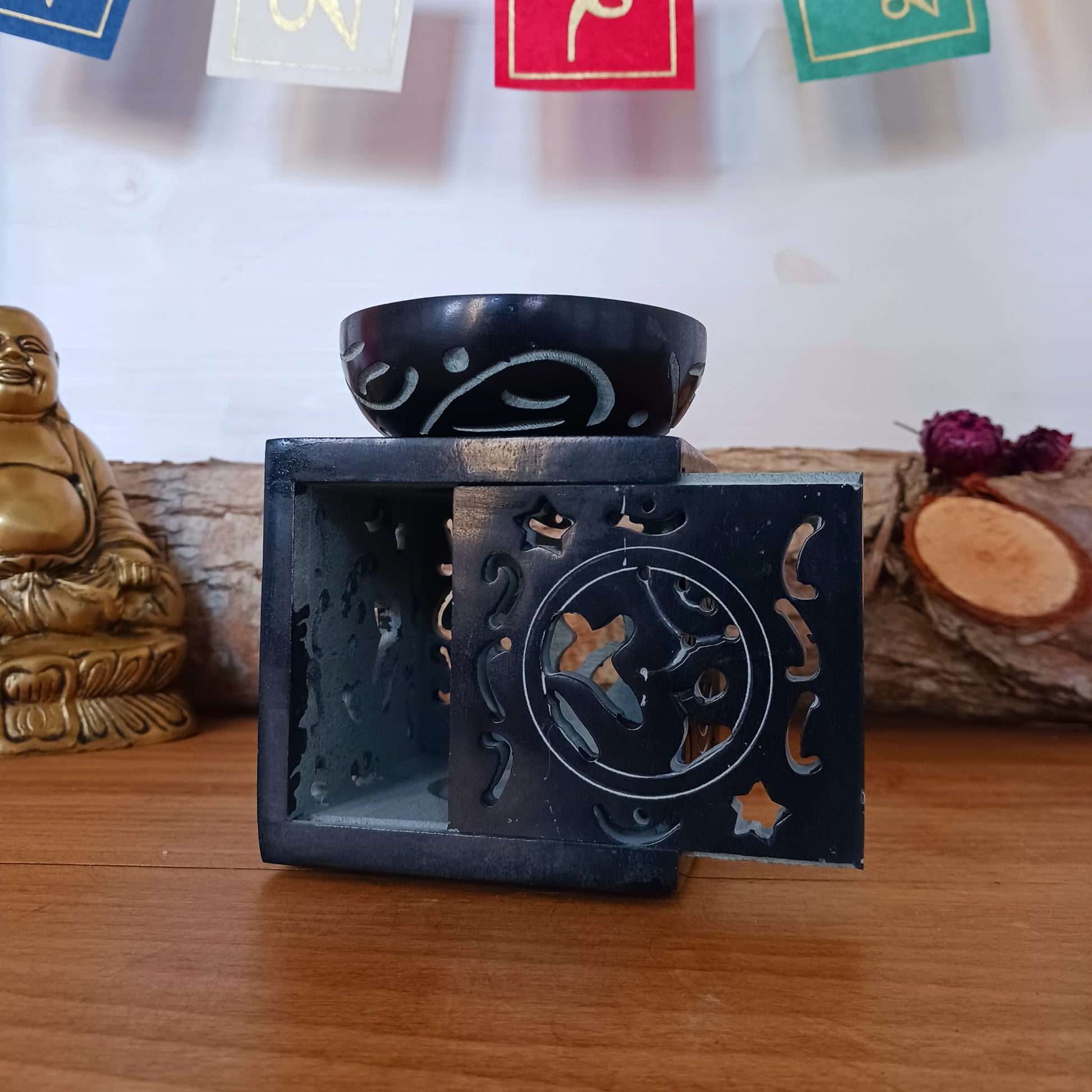 Om Oil burner black soapstone